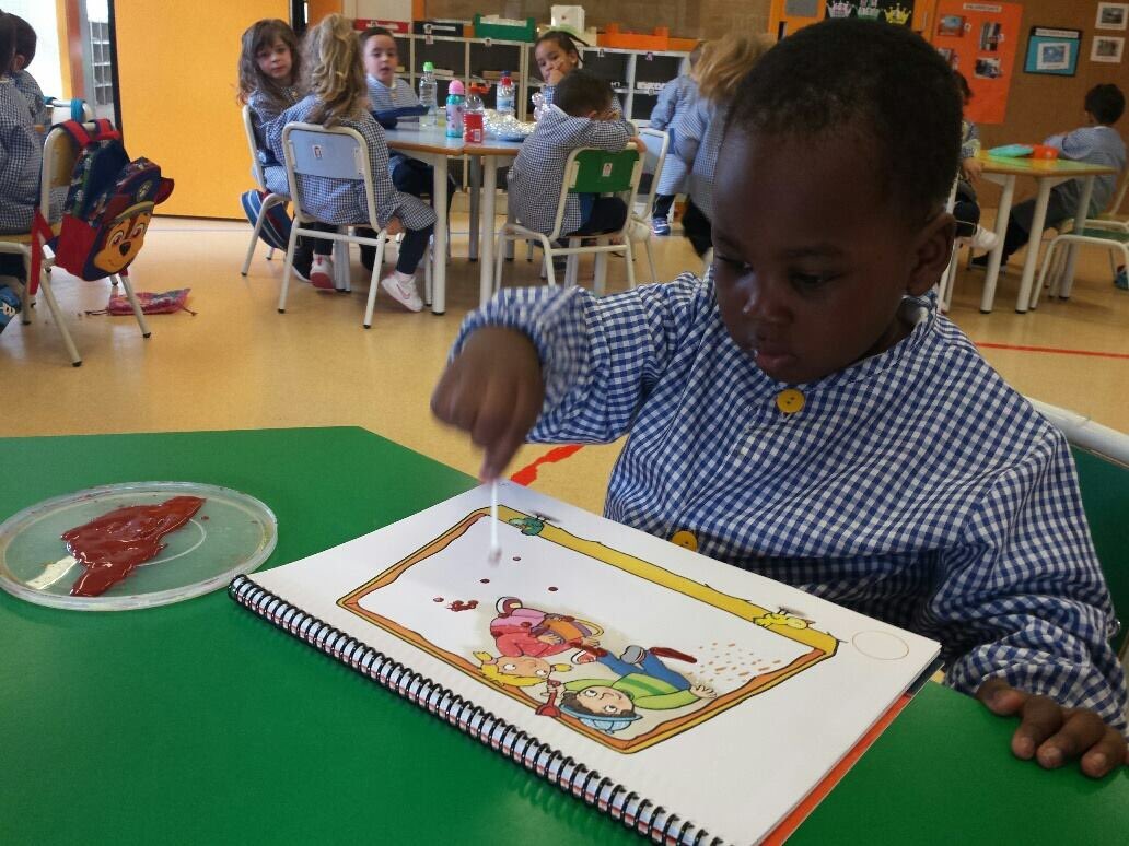EscolaJoan23's tweet photo. Els nens i nenes de #P3 d’ #INF de l’@EscolaJoan23 continuem treballant la #motricitat fina amb la tècnica del #punteig amb palets de les orelles i pintura. Ens hem concentrat moltíssim per poder agafar amb els #ditets el palet i poder fer uns punts ben #rodonets... 👏🏼 #Tarragona https://t.co/o8ltTGLYAi
