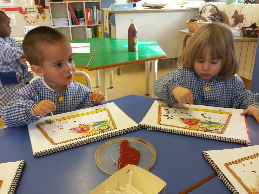 EscolaJoan23's tweet photo. Els nens i nenes de #P3 d’ #INF de l’@EscolaJoan23 continuem treballant la #motricitat fina amb la tècnica del #punteig amb palets de les orelles i pintura. Ens hem concentrat moltíssim per poder agafar amb els #ditets el palet i poder fer uns punts ben #rodonets... 👏🏼 #Tarragona https://t.co/o8ltTGLYAi