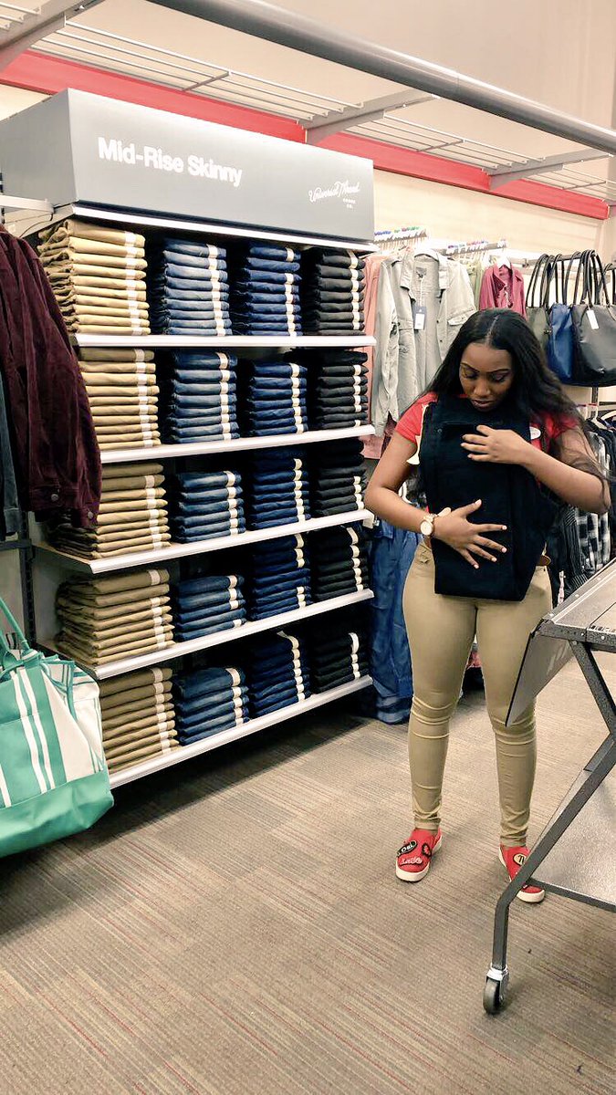 EQQEM's tweet photo. New Style TM Essence showing her standards on her first day at Target 🎯 #raisethebar #Q4 @KinnearOnTarget https://t.co/UxC514o9gc