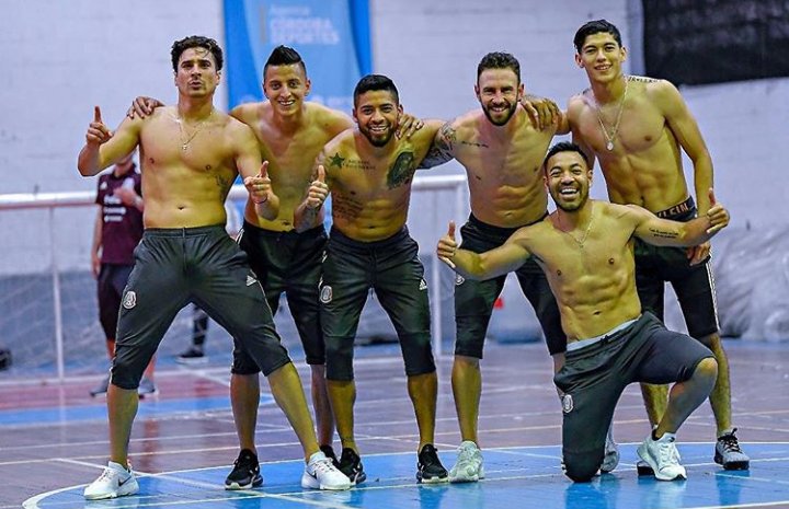 HeatSlp's tweet photo. A cuál seleccionado se la mamaban y a cuál de cogían...? #SeleccionMexicana #ArgentinaVsMexico https://t.co/SwCJNC1yf9