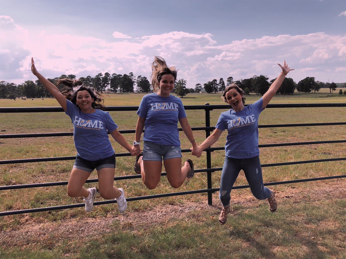 emac_and_cheese's tweet photo. The farm road is a special place on SAU because It’s a fun way to take a break from studying and spend time with friends I’ve made here! Thank you to all the SAU donors who make SAU feel like home! #MuleriderNPD #SAUProud #SAUNPD2018 https://t.co/2bZXRB21Nk