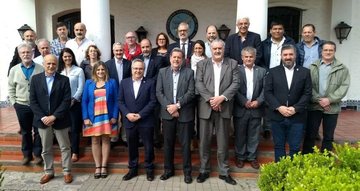 UPE_Ezeiza's tweet photo. #Hoy Firma de Convenio entre la Red Runbo que integra la UPE y el Ministerio de Ciencia, Tecnología e Innovación.
#UPE2018 #Ezeiza #Universidad #BAeducación #RUNBO #Tecnología #Innovación https://t.co/tSWEGkZRBf