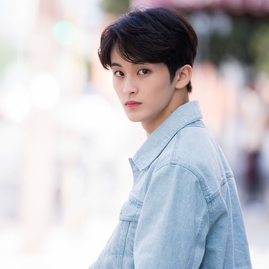 jjsxlov's tweet photo. 이 사진 보니까 고딩 때 몰래 사귀다가 쟤노 데뷔 자기 때문에 자꾸 차질 생기는 거 알고 한참 나중에 가도 되는 유학 날짜 당겨서 미리 간 막그 그리고 데뷔해서 승승장구 중인 쟤노 공항에서 마주치는 거 보고 싶당 당연히 맠젠 https://t.co/0dlEBe6kzh