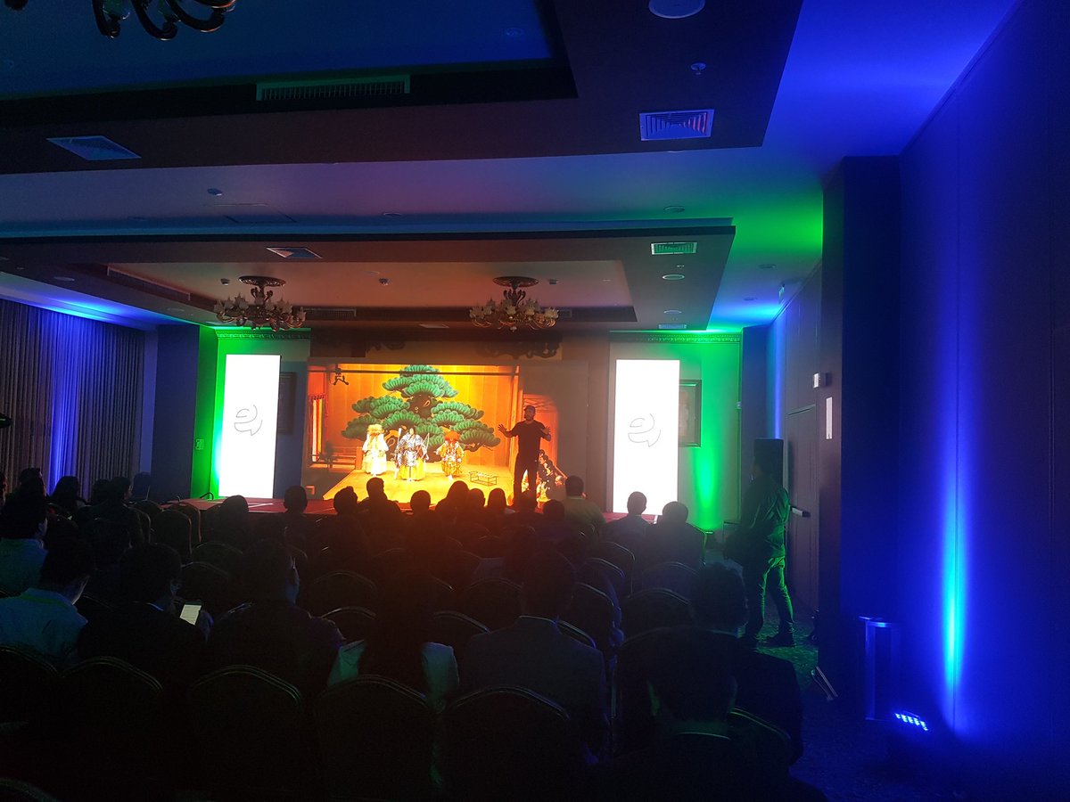 CCDAY_Peru's tweet photo. Estupendo cierre de jornada #CXDAY 2018 a cargo de Fernando Gómez Rovira.! https://t.co/jIxAfUuHRD