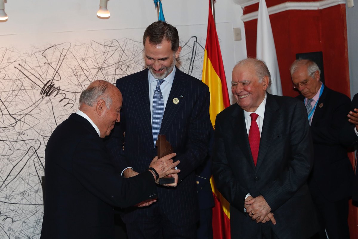 CasaReal's tweet photo. El Rey entregó a Alejandro Bulgheroni y a Enrique García el Premio Enrique V. Iglesias al Desarrollo del Espacio Empresarial Iberoamericano #cumbreiberoamericana2018 #26CumbreGt https://t.co/rcKGBLUJvz https://t.co/rKaYoXK9gL