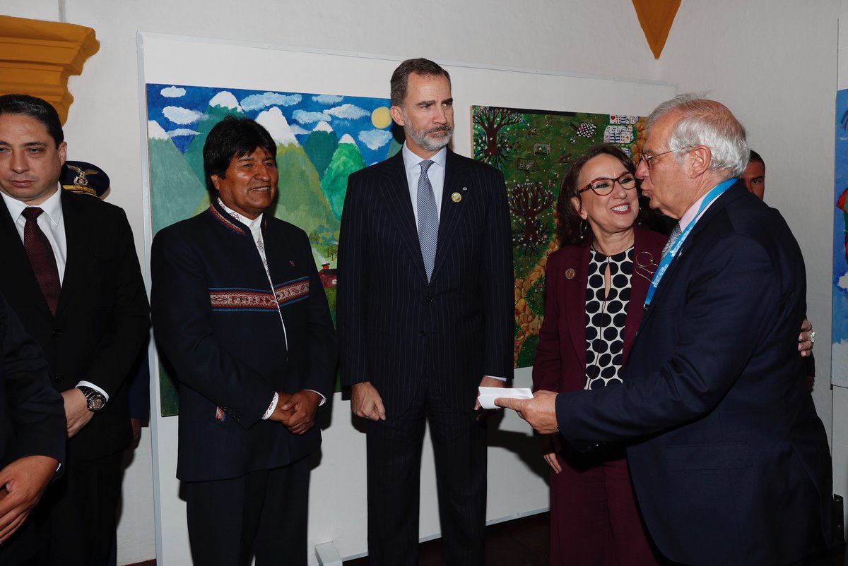 CasaReal's tweet photo. El Rey entregó a Alejandro Bulgheroni y a Enrique García el Premio Enrique V. Iglesias al Desarrollo del Espacio Empresarial Iberoamericano #cumbreiberoamericana2018 #26CumbreGt https://t.co/rcKGBLUJvz https://t.co/rKaYoXK9gL