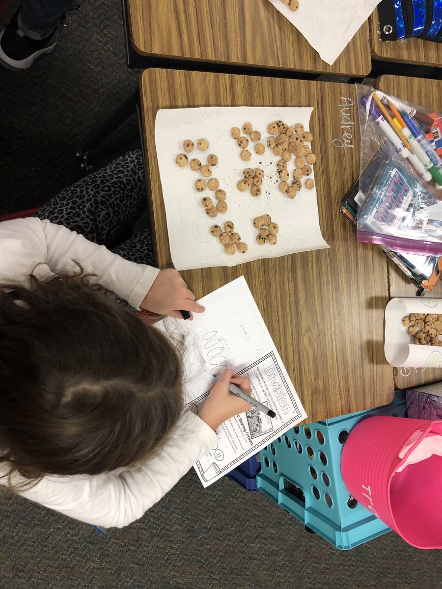 mulgrewinsecond's tweet photo. We read “When the Doorbell Rang” and made equal groups with our cookies to learn all about division. #webbelem #mathisfunwithfood https://t.co/OEXSb0wKop