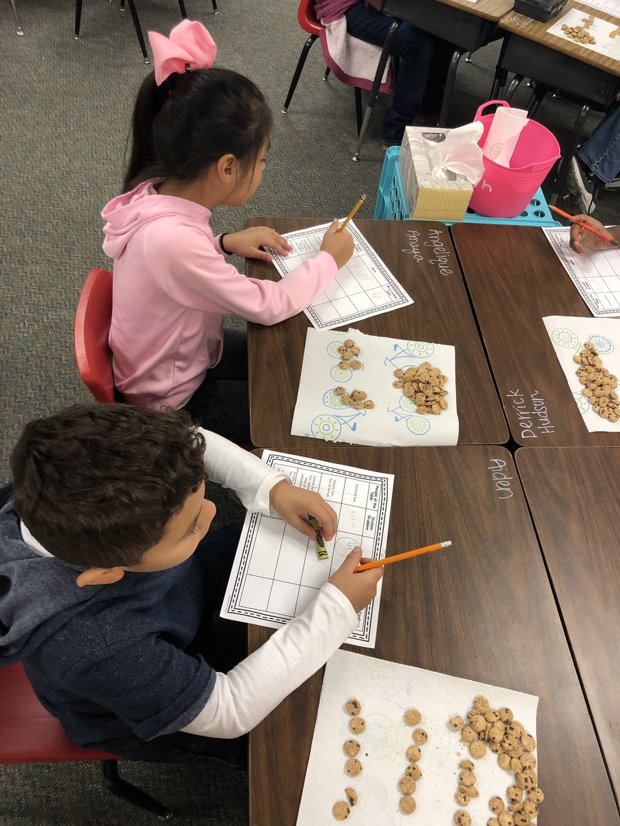 mulgrewinsecond's tweet photo. We read “When the Doorbell Rang” and made equal groups with our cookies to learn all about division. #webbelem #mathisfunwithfood https://t.co/OEXSb0wKop