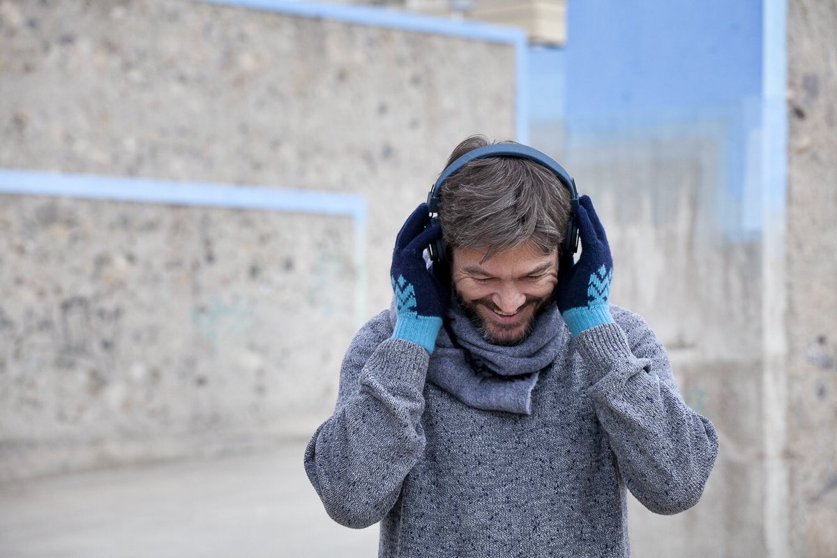 LanaMint's tweet photo. La música SIEMPRE en nuestro día a día. Y tú, ¿eres de cascos o auriculares? 😃🎶

🧤 Jorge lleva guantes #LanaMint Snowflake: https://t.co/PVZE1OxeI9 https://t.co/F4dV1SLOgf