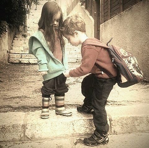 «Что такое любовь?» — спросили у маленького мальчика!
 💞
«Вчера я отдал свою курточку девочке надела её она а тепло было мне!» — ответил он!