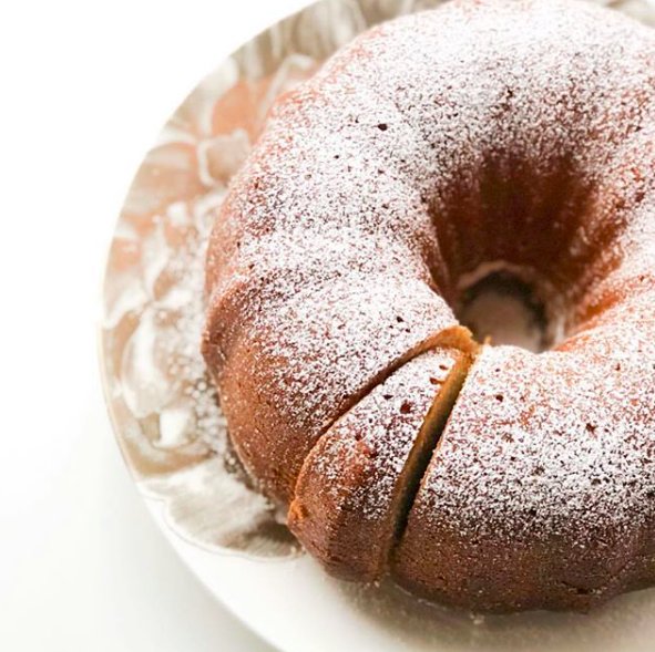 WalkingMatters's tweet photo. Hereβs a gorgeous way to end a festive meal - butter cake with Grand Marnier from @detroitisforfoodies - simple, elegant, delicious! @CaskataHome #wevegotyourplates .
#TabletopMatters
#serveitpretty #setthetable #prettyplates #perfectdessert #holidayentertaining #goodfood #gold https://t.co/xmHASxtzoj