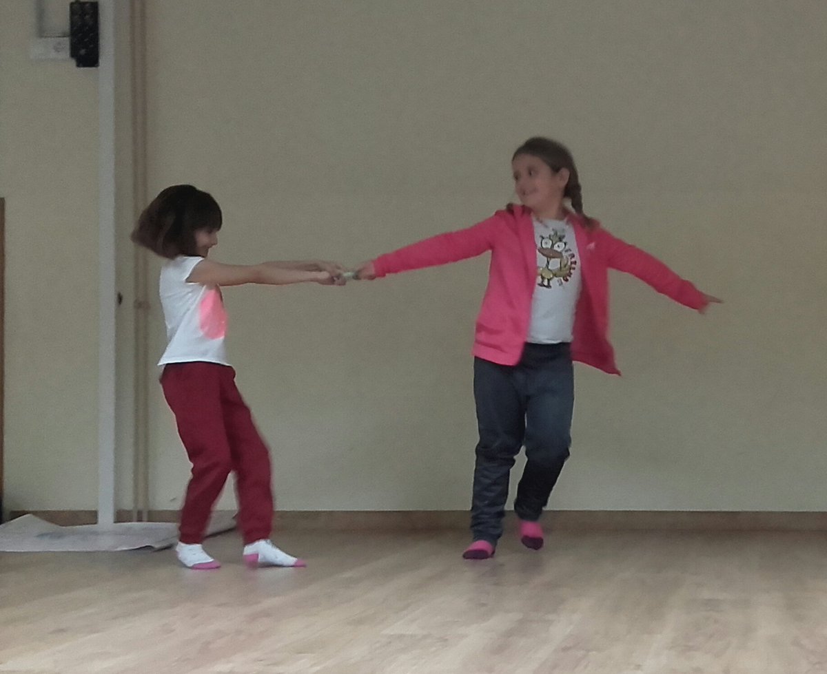 Tirikitona's tweet photo. Al taller de teatre i dansa repensem els objectes, improvitzem amb el cos i riem molt @EscolaRocafonda @aliancesmagnet #tallerteatre #3r4t #impros #creativitat #expressio https://t.co/pz208dN1fy