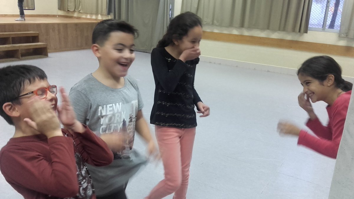 Tirikitona's tweet photo. Al taller de teatre i dansa repensem els objectes, improvitzem amb el cos i riem molt @EscolaRocafonda @aliancesmagnet #tallerteatre #3r4t #impros #creativitat #expressio https://t.co/pz208dN1fy