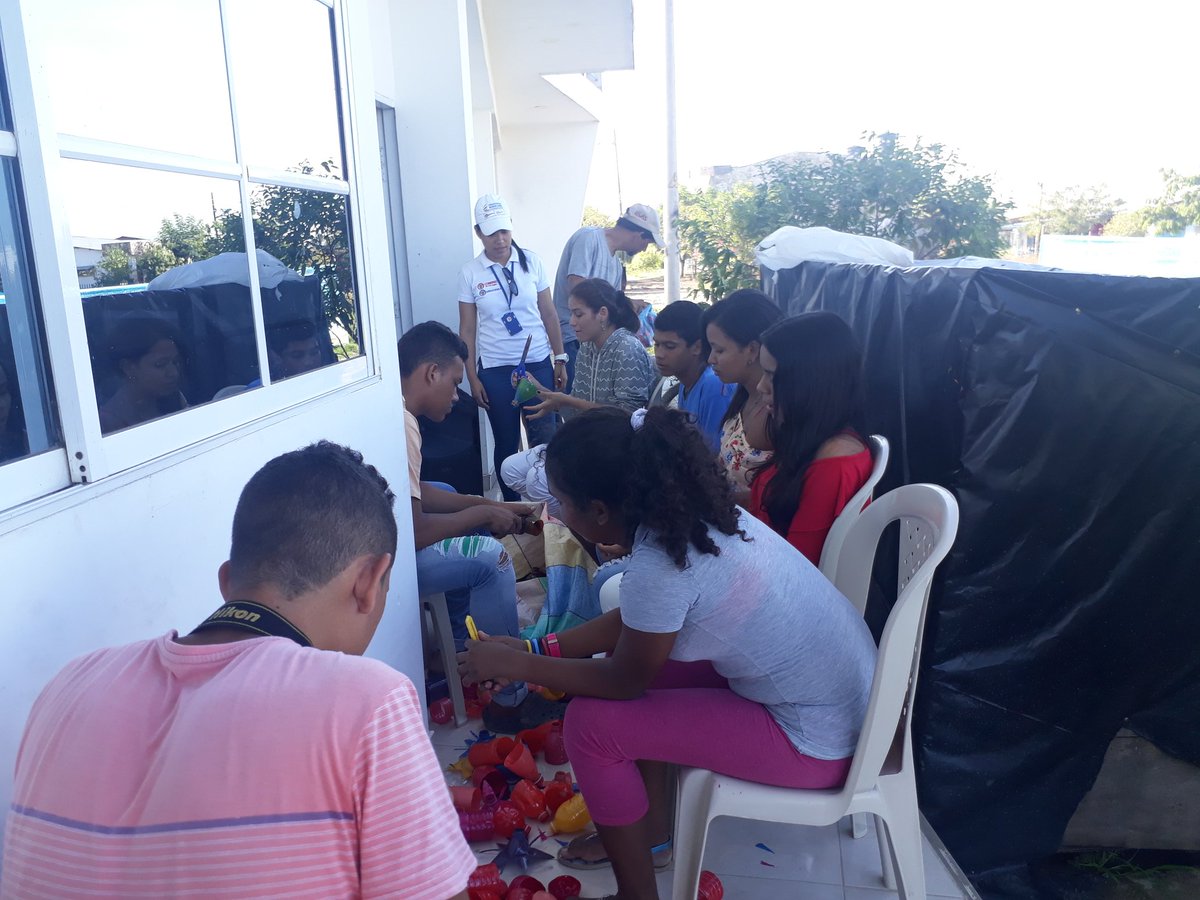 comitemajagual's tweet photo. Gestores y comunicadores  utilizando la estrategia de las 3 R (reciclar, reusar,  reducir) realizan adornos navideños . #LaMojana https://t.co/kkyspbsTYO