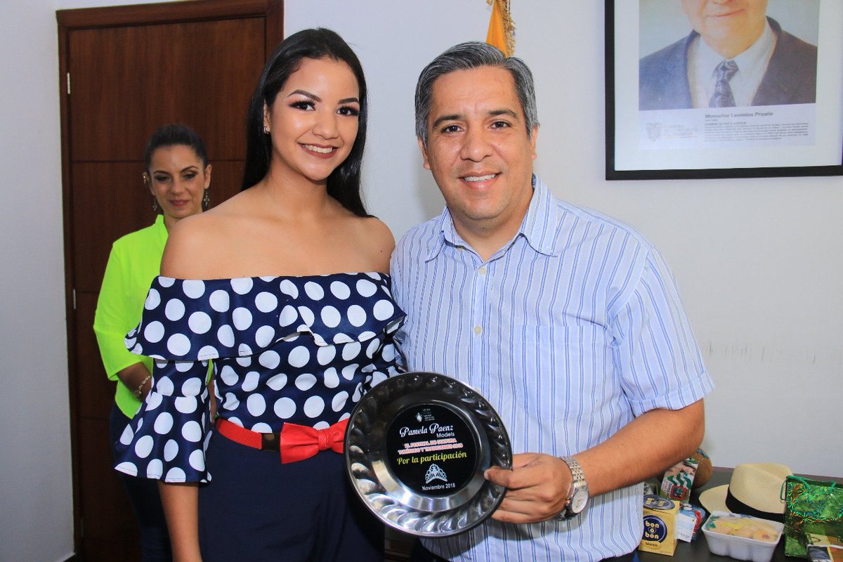 Gober_LosRios's tweet photo. Gobernador @DrCamiloSalinas tuvo el grato honor de recibir en despacho a hermosas candidatas a #QueenWorld de la agencia de Modelos Pamela Paenz. @Lenin https://t.co/DUuQkOKVre