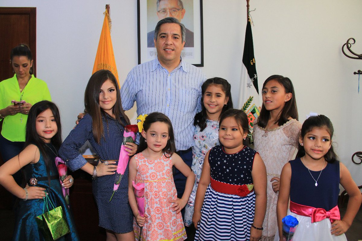 Gober_LosRios's tweet photo. Gobernador @DrCamiloSalinas tuvo el grato honor de recibir en despacho a hermosas candidatas a #QueenWorld de la agencia de Modelos Pamela Paenz. @Lenin https://t.co/DUuQkOKVre