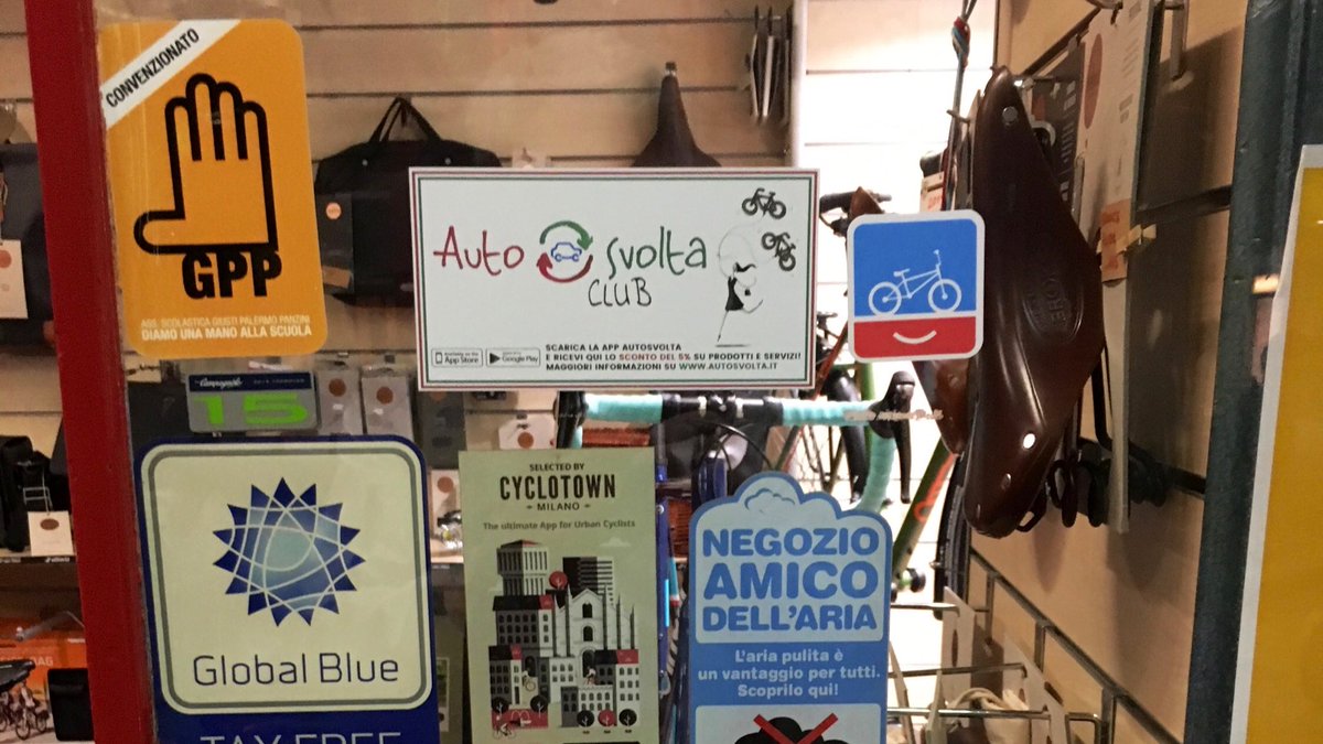 Spotted: the smiling bike logo gracing the front door of <a href="/bici_rossignoli/">bici_rossignoli</a> in Milan, Italy 😄