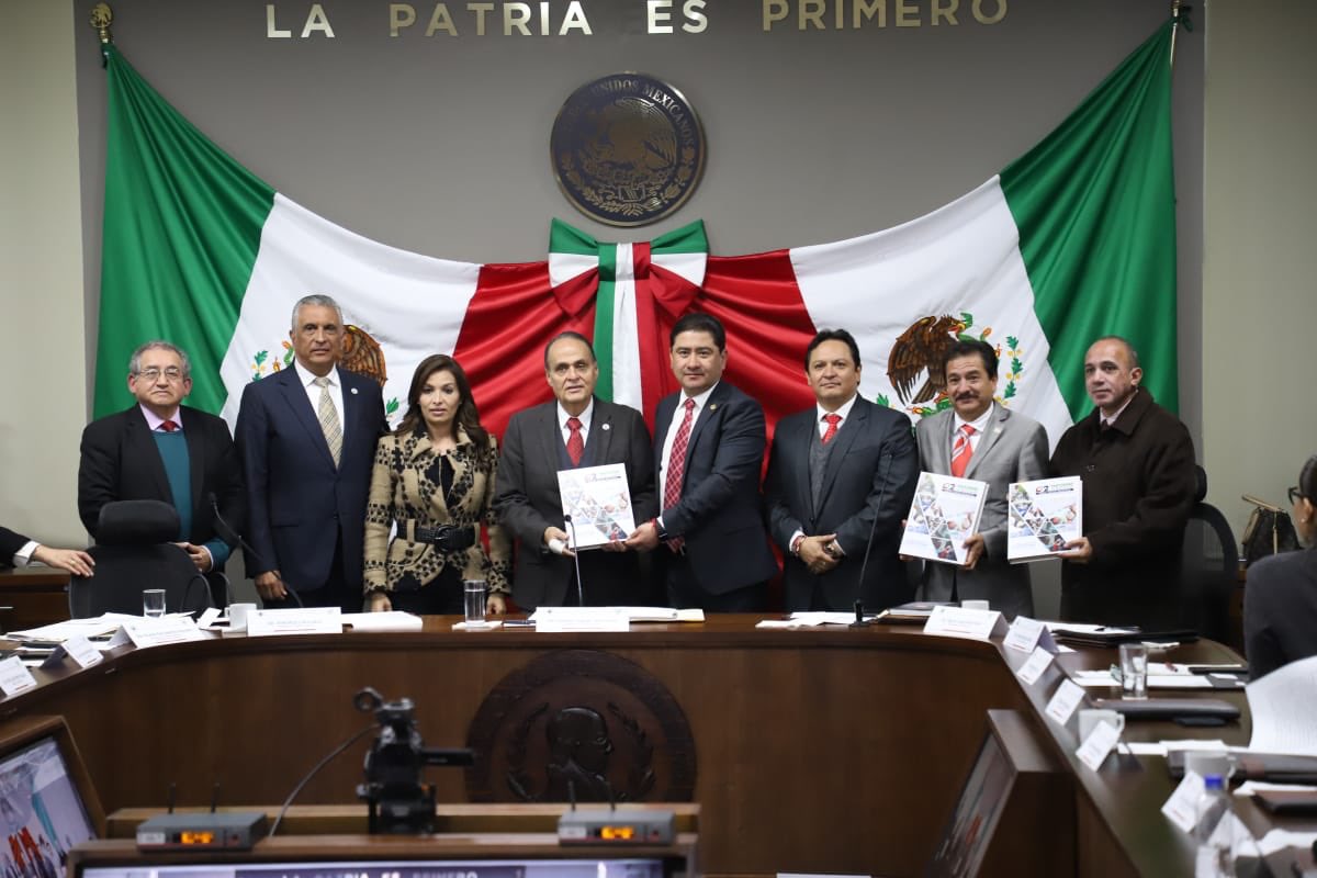 NoMan_nomame's tweet photo. Entrego de manera formal a la Comisión de Salud del @CongresoHidalgo el texto de mi comparecencia, previo al diálogo que tendré con las legisladoras y legisladores. https://t.co/xNXroUrucS