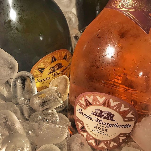 elna75it's tweet photo. Chiedi un calice di rosè e degusti la storia di @santamargheritawines #glera del #veneto #chardonnay del Trentino e #malbech del Veneto orientale tutto in un calice #schipisommelier e il rosone di Santa Margherita che si rifà a quello di #Sanmarco a #Ven… https://t.co/qn1NDEjnkk https://t.co/NzYAZEmXFg