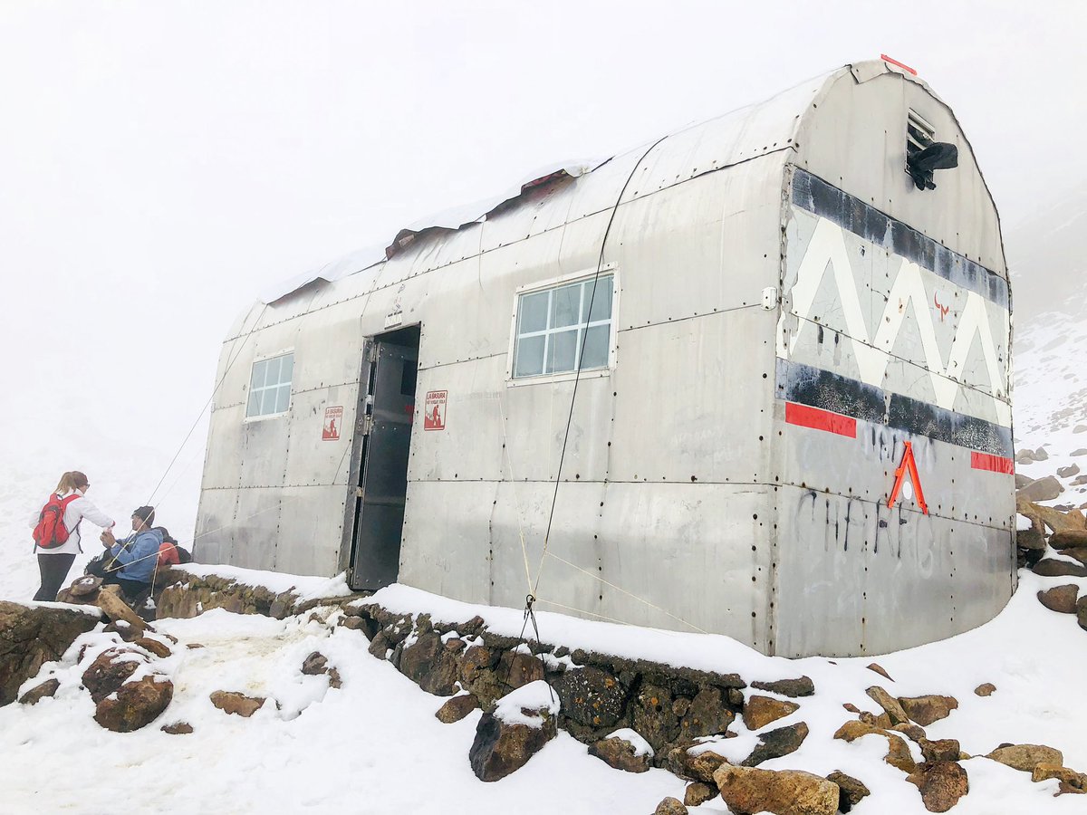 El refugio de los cien se encuentra a 4,780msnm o 15,682Ft. hacia la cumbre del iztaccíhuatl, fue construido en 1996 por el Grupo de los cien. 
¿Te gustaría pasar una noche aquí? 🏔⛺️

@HombreMontana 
#climbingismypassion #nature