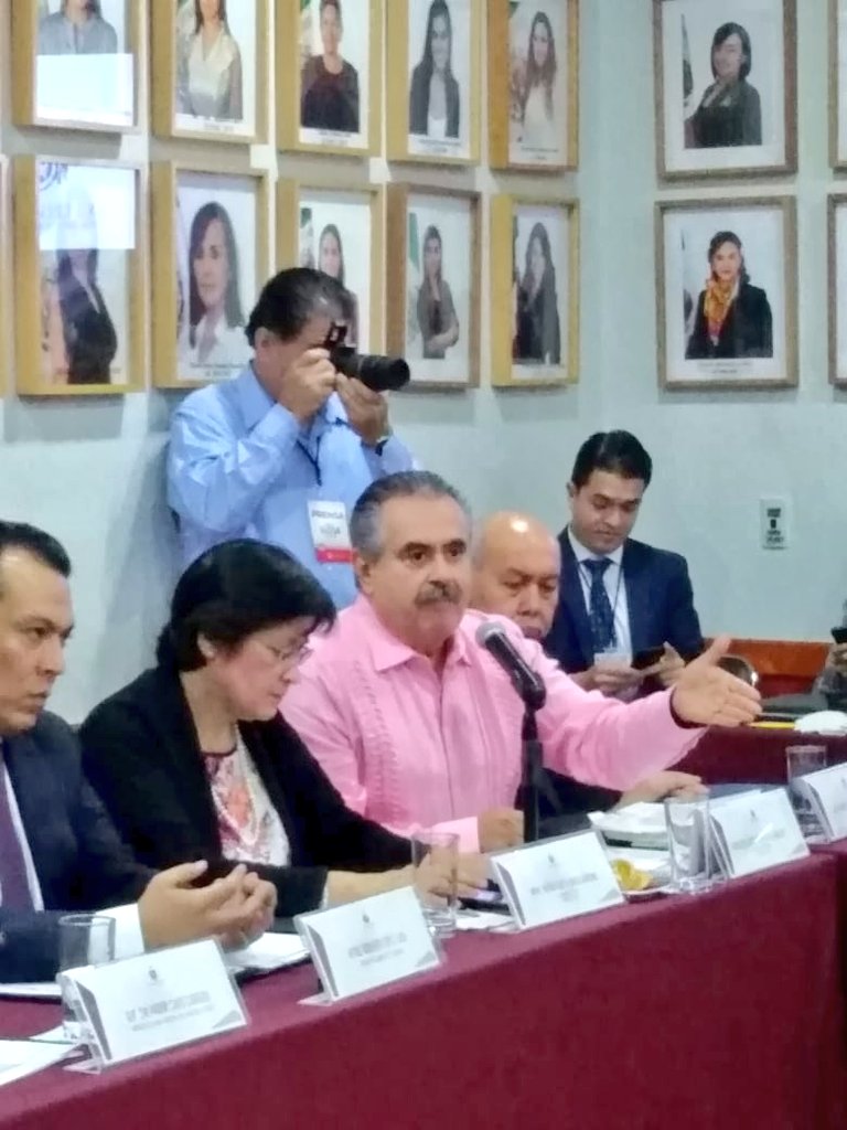 ServandoSE's tweet photo. No es la SEMOV quien autoriza las tarifas del transporte público, pues de acuerdo a una modificación que hizo el Congreso, corresponde a un comité técnico definir precio del pasaje: 7 pesos para quienes siguen operando el modelo hombre-camión y 9 para ruta-empresa. https://t.co/5e1mrfozab