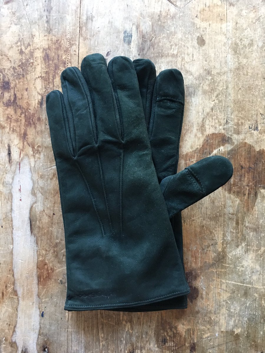 PengallanStyle's tweet photo. ‘‘Tis the season... perfect day for our 100% cashmere lined Hunter Green Suede Genius Gloves by @pengallanstyle | Handmade in Italy, with index fingers and thumbs that flip-back to allow easy use with your phone. #tistheseason #winterfashion #winterstyle #mensaccessories #gloves https://t.co/EJaTzKZXLg