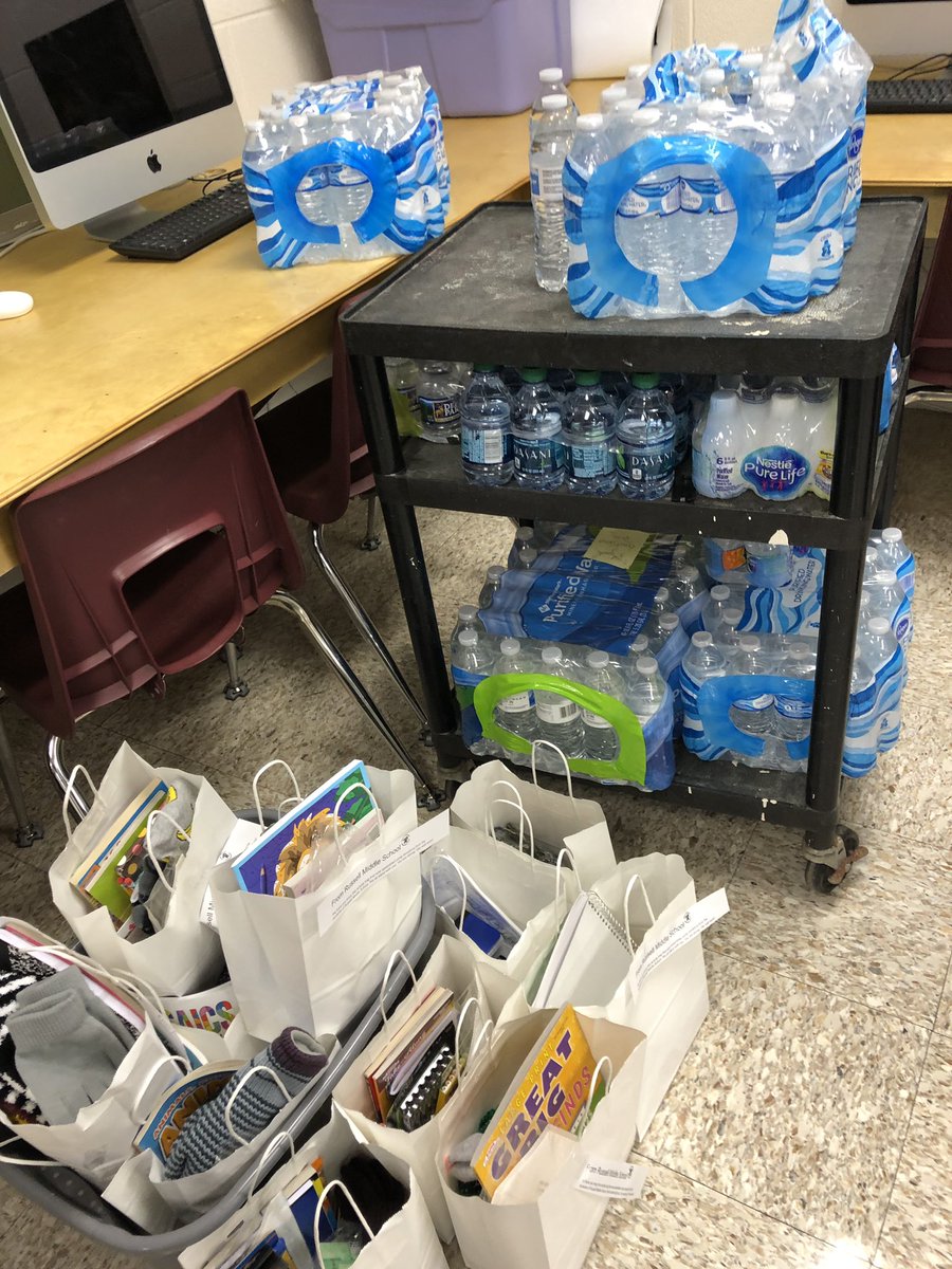 RussellMiddleY1's tweet photo. Serving our community by filling up chemo bags for people battling cancer with the help of the Beta Club!! ❤️🥰 #studenty #kyymca @KYYMCA https://t.co/iCZphXZAp9