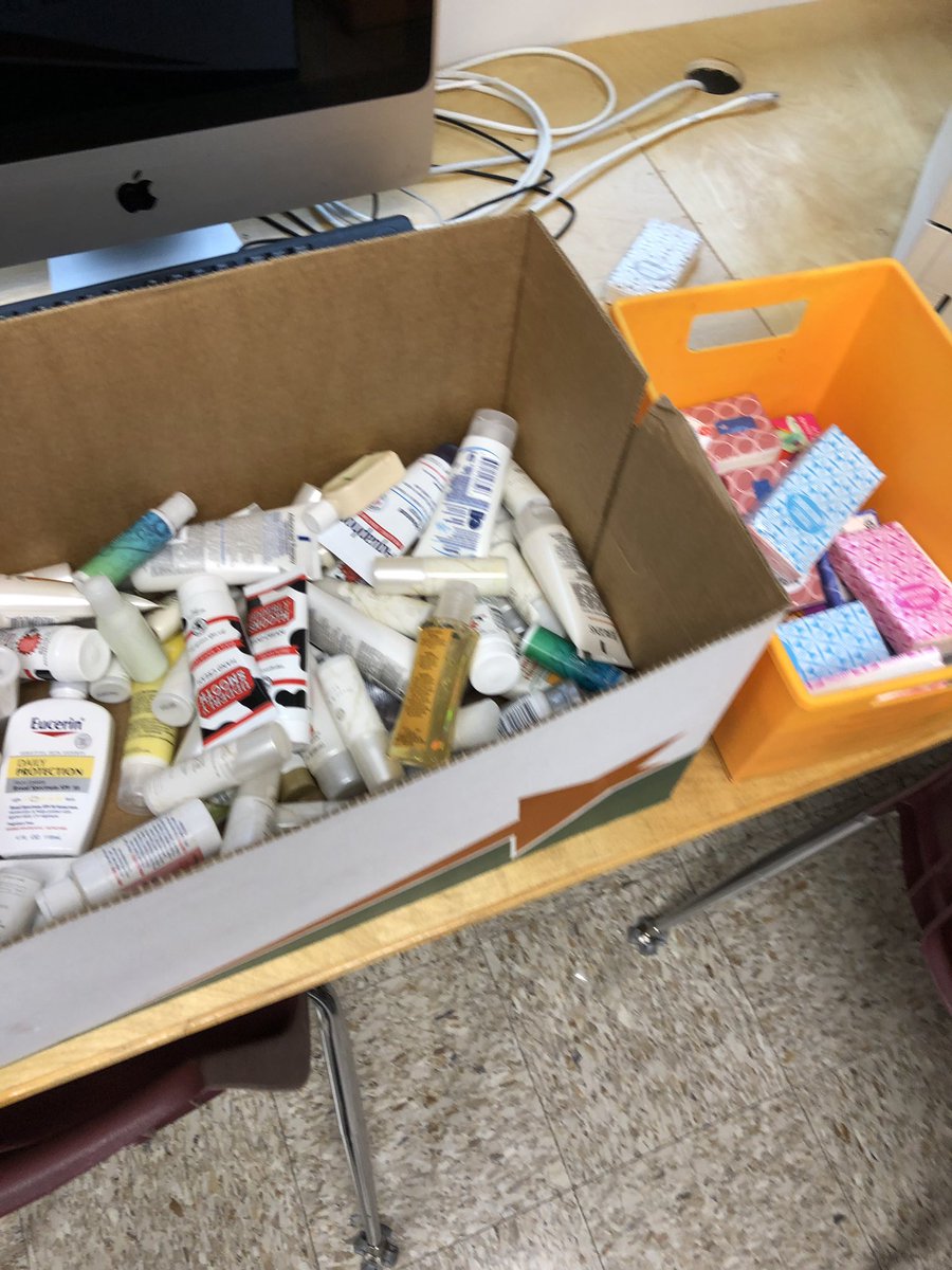 RussellMiddleY1's tweet photo. Serving our community by filling up chemo bags for people battling cancer with the help of the Beta Club!! ❤️🥰 #studenty #kyymca @KYYMCA https://t.co/iCZphXZAp9