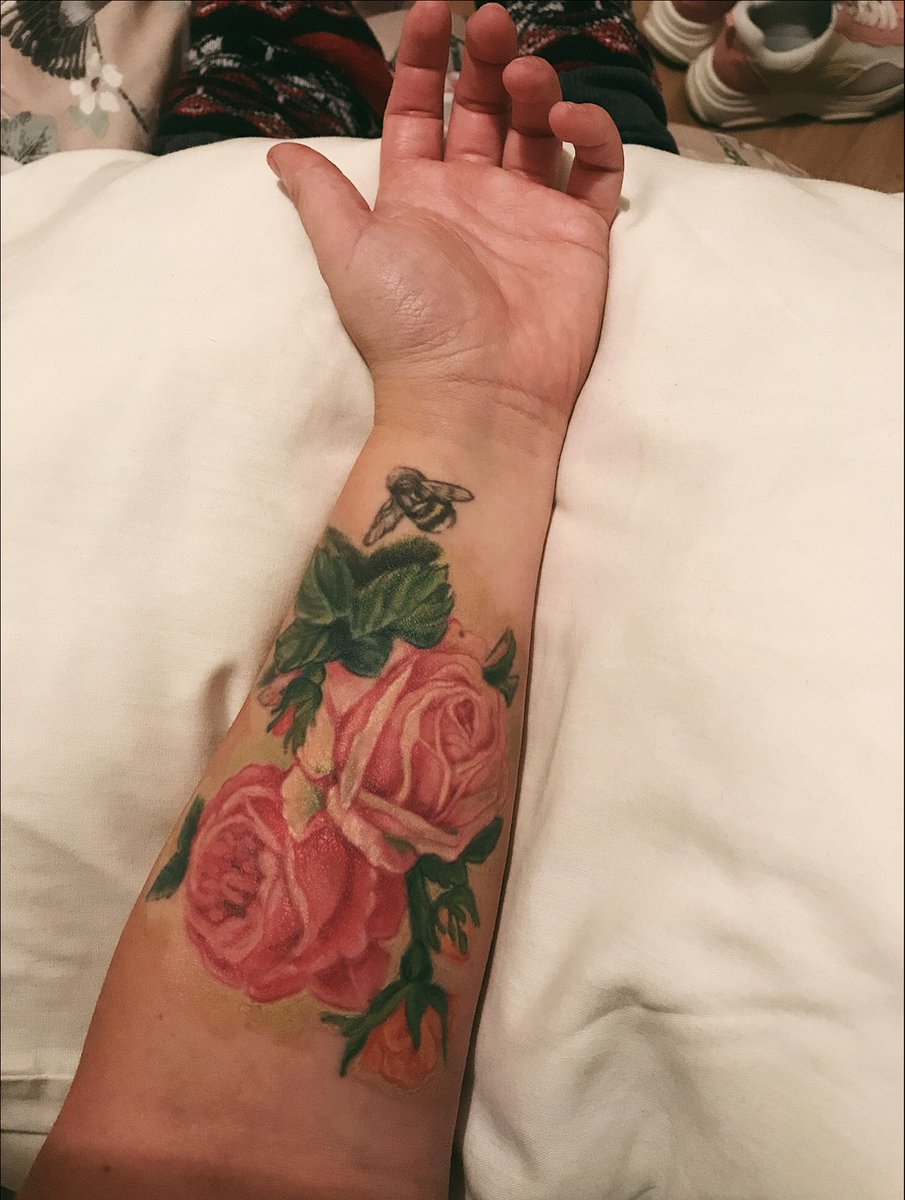 Ellie_Bailey2's tweet photo. My latest beautiful tattoo❤️🌹 https://t.co/1CWcjl7xPX