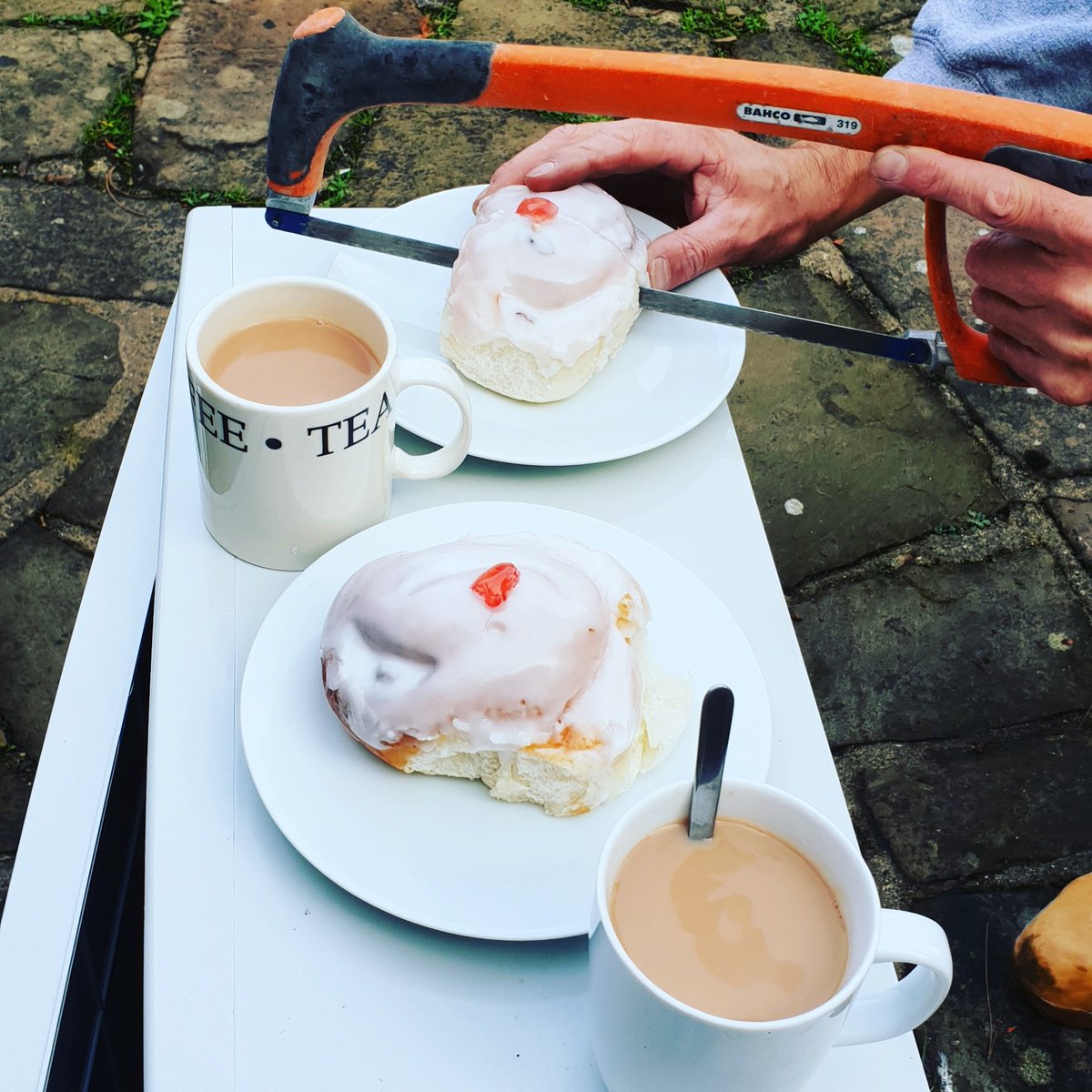 Zero_electrical's tweet image. When your customer brings you morning tea!! #electricianlife #tablemanners