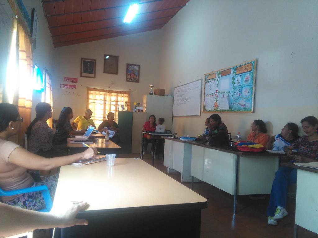 eduticbarinas's tweet photo. Reunión de Tutores de los diferentes PNFAE del estado Barinas, enlace de la Micromision Simón Rodríguez y División de Investigación ZEB
#UNESamuelRobinson #clifpm #ZEB https://t.co/zre7Y7PFmL