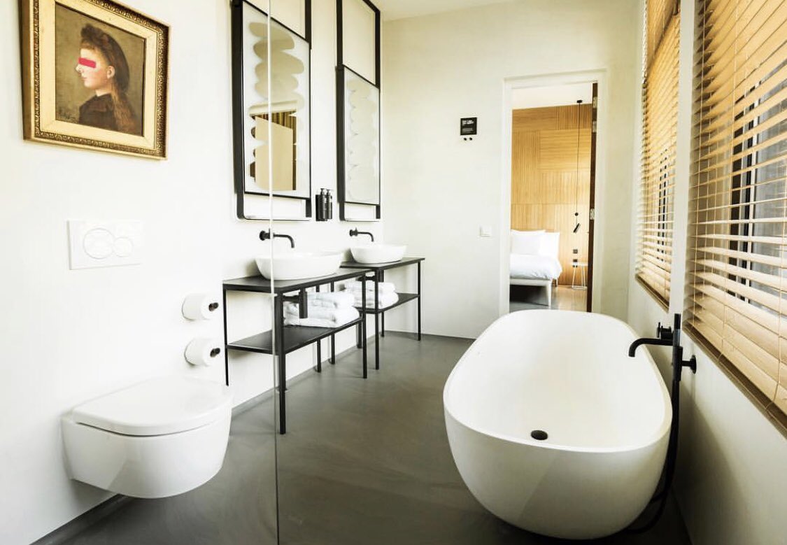 AmberGolobInt's tweet photo. This modern #mirror brings in such a unique &amp; exciting edge to a #bathroom #remodel! The streamlined &amp; clean aesthetic of this #interior could fit into even the most elegant of #homes.

#ChicagoHomes #ChicagoDesigner #ChicagoRealEstate #ChicagoRealtor #ChicagoLuxury #Chicago https://t.co/I6oSeLxpsl