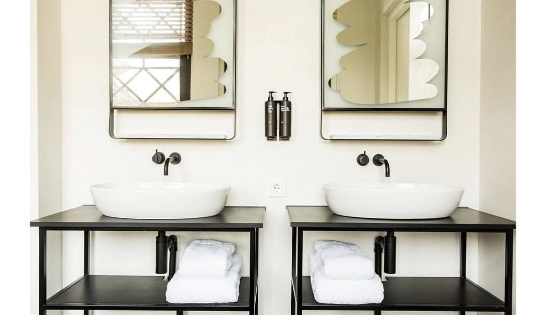 AmberGolobInt's tweet photo. This modern #mirror brings in such a unique &amp; exciting edge to a #bathroom #remodel! The streamlined &amp; clean aesthetic of this #interior could fit into even the most elegant of #homes.

#ChicagoHomes #ChicagoDesigner #ChicagoRealEstate #ChicagoRealtor #ChicagoLuxury #Chicago https://t.co/I6oSeLxpsl