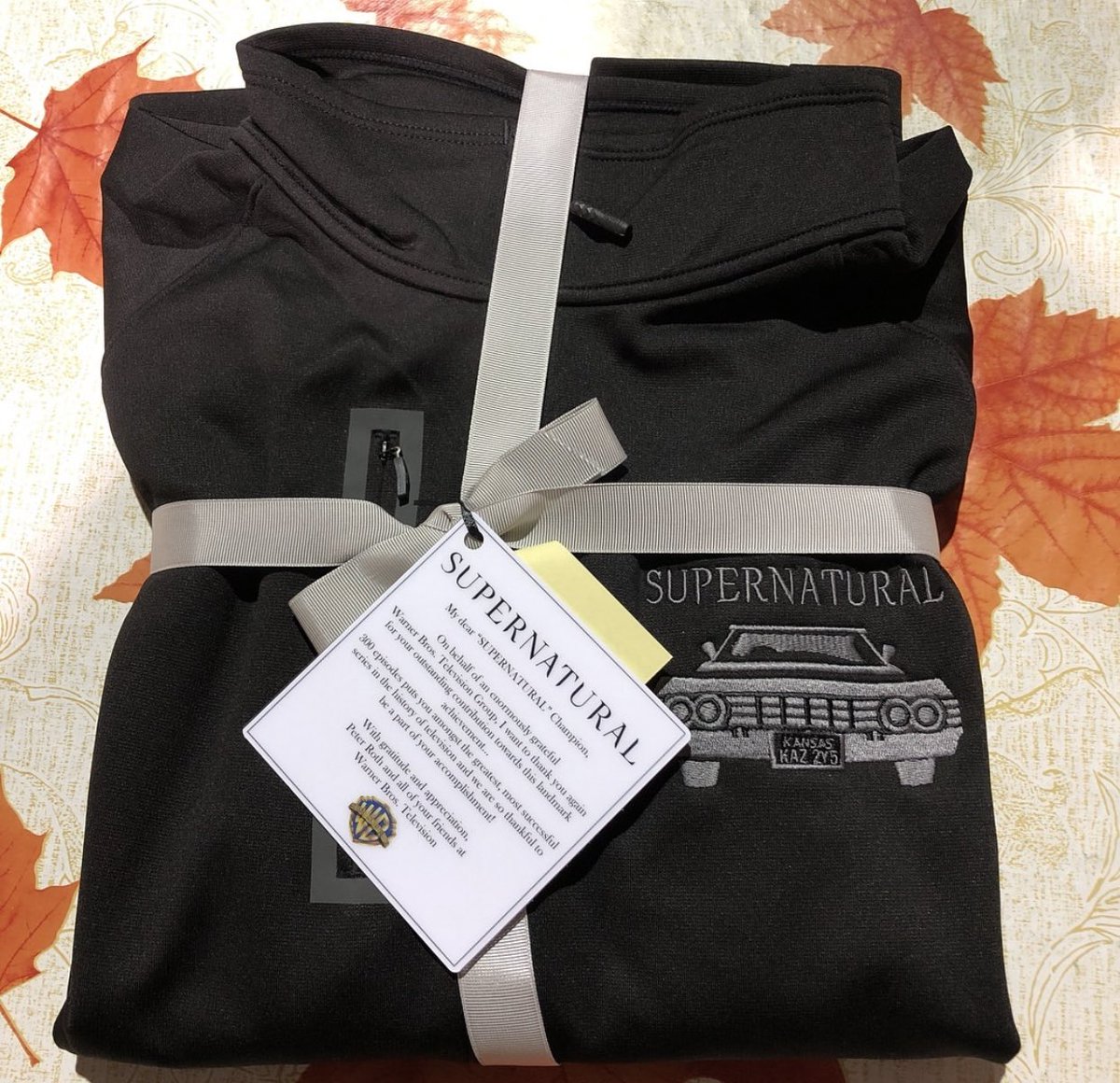 jrodackles_'s tweet photo. Cast/crew 300th episode jackets aww https://t.co/jTDjWjpJl8 https://t.co/vKpNMfyj3c