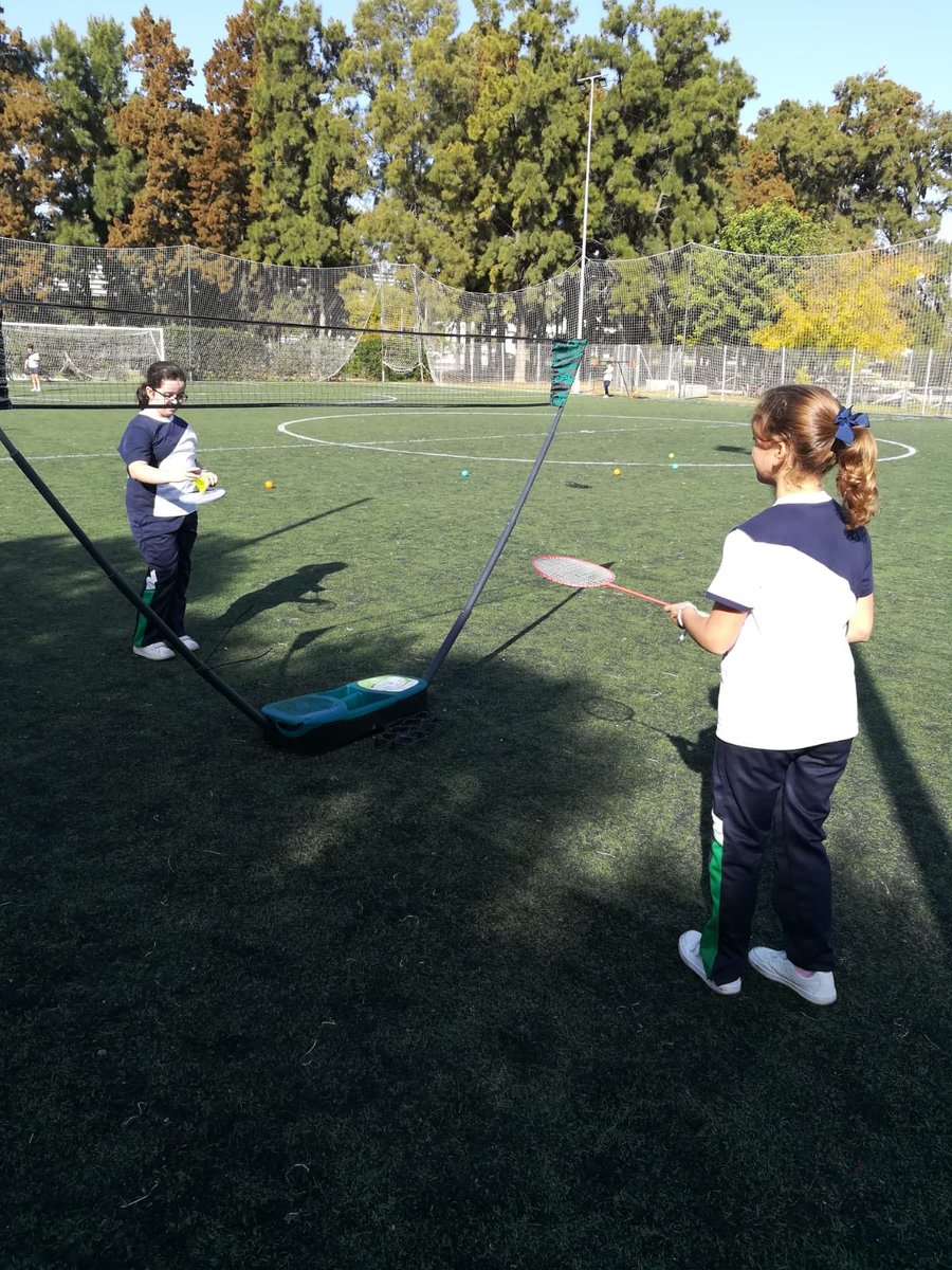 montaignejerez's tweet photo. Hoy el tiempo si lo ha permitido y el alumnado de 4 de EPO lo ha pasado en grande en el gimnasio @Corner4Jerez
#Padel, #fútbol, #zumba #badminton y... #bodyjump!! #deporte #sports #movements #healthyhabits #gym #Jerez https://t.co/wb9ckICSDD