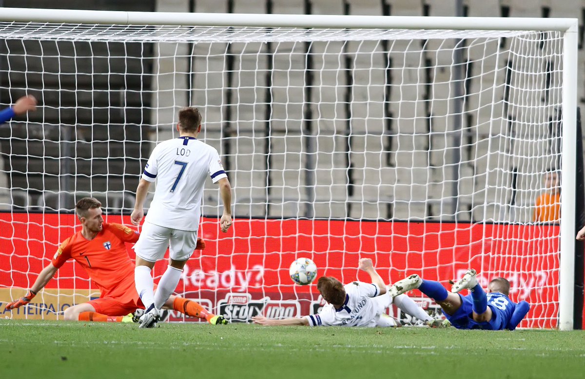 Robin Lod, de espaldas, observa el tanto de Grecia (Foto: Selección Griega).