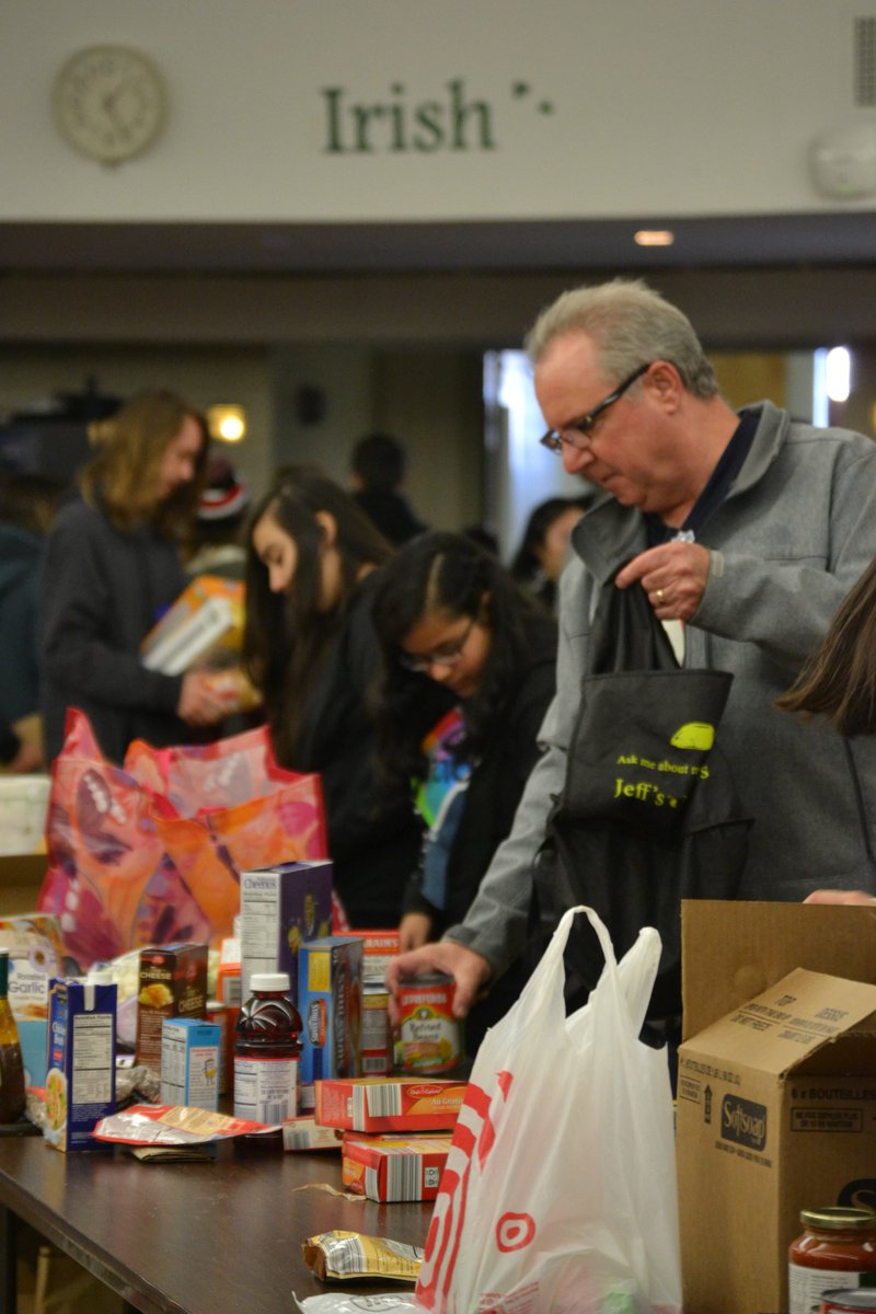 MbvmYM's tweet photo. Harvest Sunday was a success! Thank you to all volunteers and to those who donated! Without you, we would not be able to provide food for the hungry. Thank you to @meijer for providing shopping carts. Also, thank you to Cheryl Bevis Photography for taking these amazing photos! https://t.co/RGhI4Pe7ti