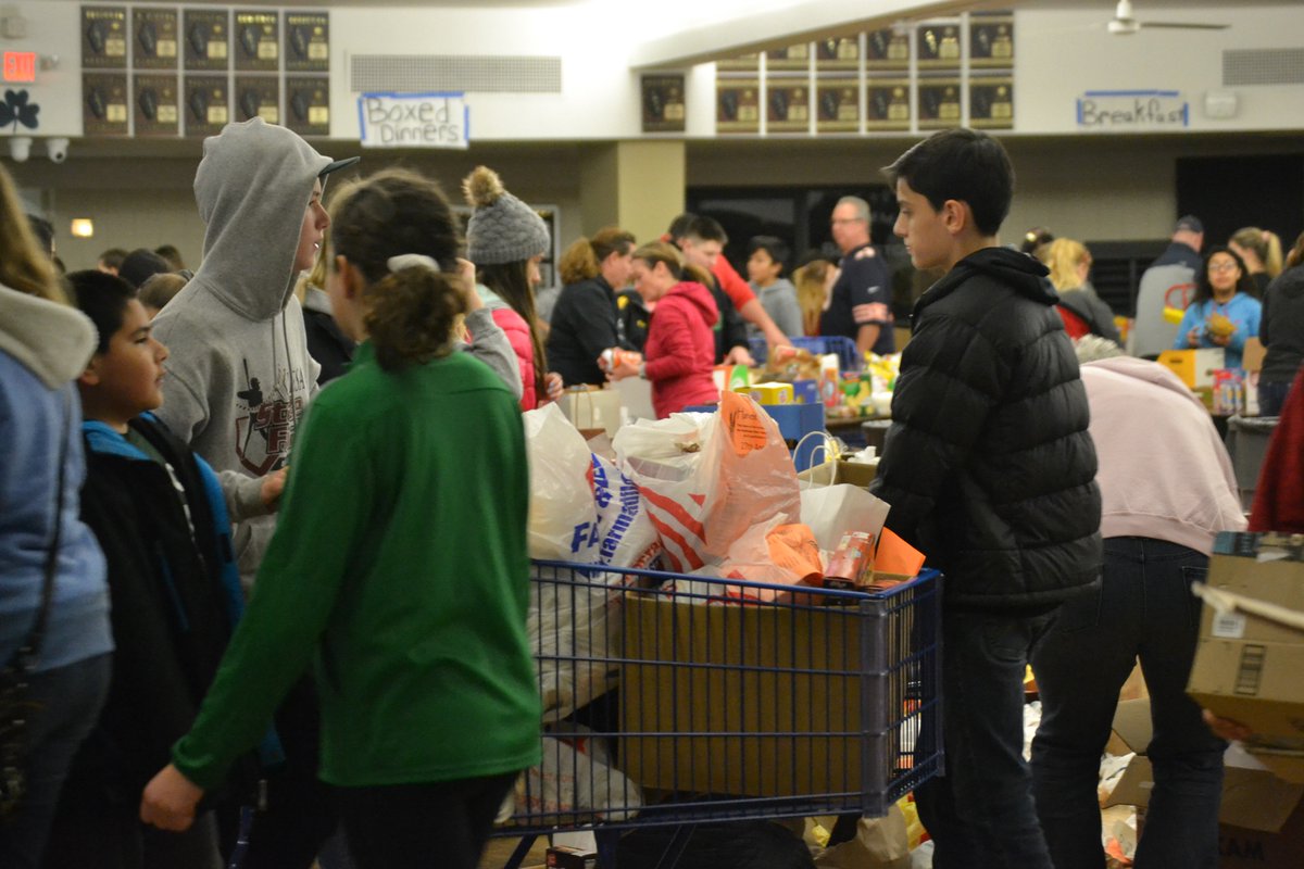 MbvmYM's tweet photo. Harvest Sunday was a success! Thank you to all volunteers and to those who donated! Without you, we would not be able to provide food for the hungry. Thank you to @meijer for providing shopping carts. Also, thank you to Cheryl Bevis Photography for taking these amazing photos! https://t.co/RGhI4Pe7ti