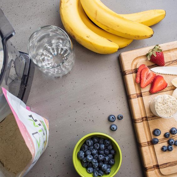 Genesis_Perform's tweet photo. This is what we mean when we say we love "fast food". Whipping together a  @xologyco protein shake with non-dairy milk and fresh fruit takes just minutes. Your body will thank you for skipping the fries! #NationalFastFoodDay #LarrysLifeHacks #GenesisPerformance #LiveInYourPrime https://t.co/ewNkKeQuWf