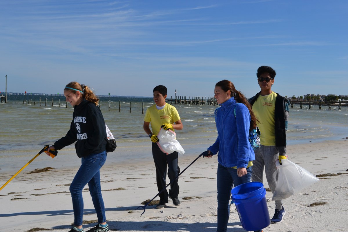 WBMS_robotics's tweet image. #Thanks2BESTrobotics Pensacola Beach Cleanup