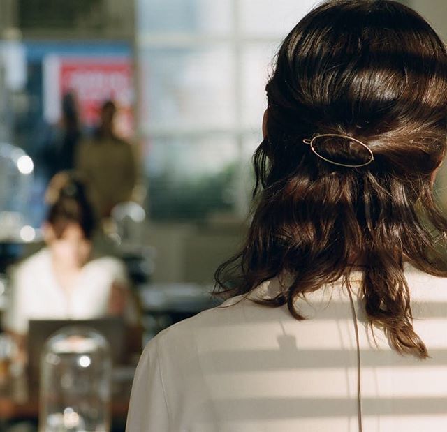 Catching the hair and catching the light ✨. The Egg Barrette - <a href="/voguemagazine/">Vogue Magazine</a> Hero Stocking Stuffer Pick and my hair emergency hero 365 days. 🙏🏻 @choistory_