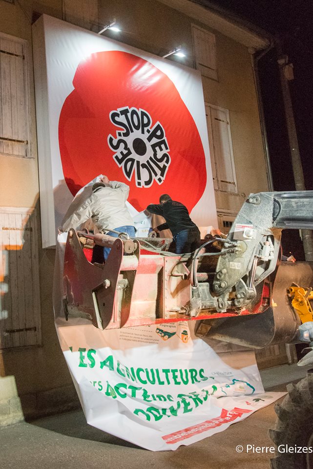 coquelicots_'s tweet image. Les Coquelicots du @FestivalMontier de photographie animalière n'ont pas été appréciés par les agriculteurs du coin. La sortie des #pesticides, les malades de ces poisons, la nature qui se meurt, on en parle ou c'est tabou? 
Signez l'Appel: nousvoulonsdescoquelicots.org/l-appel/