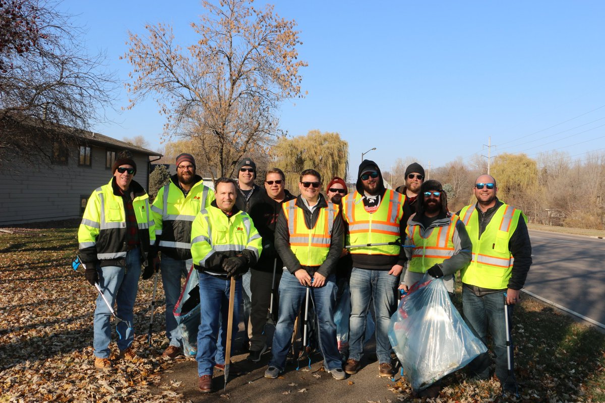 bitroads's tweet photo. What a beautiful November day to be helping @DakotaCountyMN with the Adopt a Highway program. Thanks guys for cleaning up all the trash along Pilot Knob Road in Eagan! #BR2018 https://t.co/LlB2sPZmAo