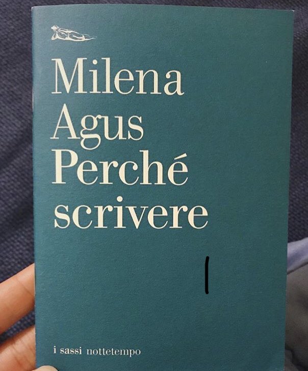 “Scrivere è la tana che mi porto sempre dietro. Quando mi immagino dentro una situazione di disagio, o in preda a una crisi di panico, penso che però potrei sempre tirar fuori il mio quaderno di appunti e rintanarmi nell’altro mondo, e là starei bene”.
#staseraleggo #MilenaAgus