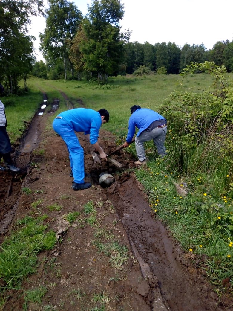 FresiaHospital's tweet photo. Enfrentando las dificultades propias de los caminos rurales, el Dr. Christian Sandoval y el conductor Antonio Alvarado -del equipo de visita domiciliaria del @FresiaHospital- se trasladaron hoy hasta el sector de La Isla #ChileLoHacemosTodos #ChileLoCuidamosTodos https://t.co/e4IFP31pGo