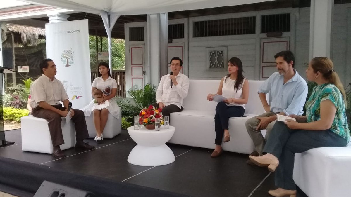 Ministro de Educación, <a href="/FanderFalconi/">Fander Falconí</a>, viceministra <a href="/monireinoso/">Mónica Reinoso P.</a>, Joaquín Leguía, fundador <a href="/ania_org/">ANIA ORG</a>, Tirone Aimar docente de la Unidad Educativa Otto Arosemena Gómez participan en conversatorio sobre el Programa de Educación Ambiental, Tierra de Todos. #EduAmbientalEC
