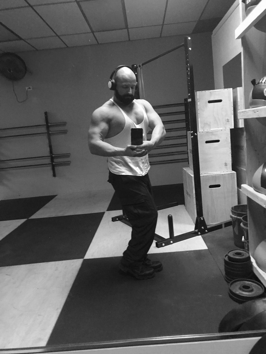 ManfraDave's tweet photo. Black and white always looks better!! #train #sidechestpose #bodybuilding #diet https://t.co/rGmdSpj21P
