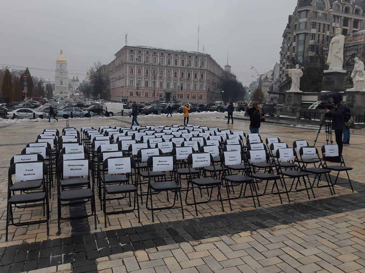 LetMyPplGoUA_en's tweet photo. Dozens of chairs bearing the names of the Ukrainian political prisoners of the Kremlin and war prisoners in Donbas were set up in central Kyiv today. Each empty place is a life overturned by Russia's imperial ambitions.
#FreeSentsov #LetMyPeopleGo https://t.co/mNjBqwFw0z