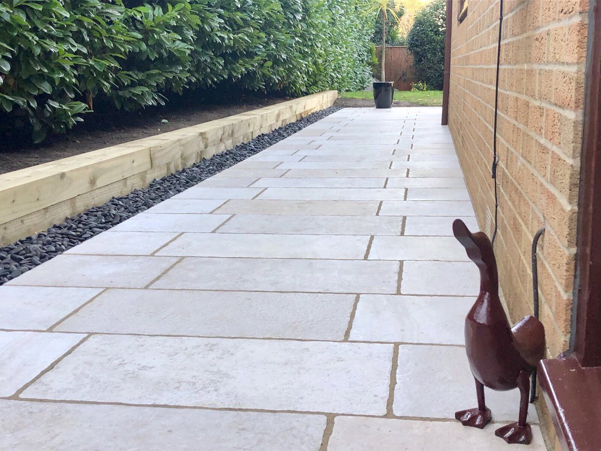 Sarahhennem's tweet photo. Bradstone Assured @PaulCollinson19 has finished installing this lovely @BradstoneUK โ๏ธ#Romeli โ๏ธ#porcelain .... absolutely love it Paul. #QualityAssured!!! looks fab!! ๐ #NewProduct #traditional look but easy to maintain ๐๐ผ https://t.co/IZITVcpcKY