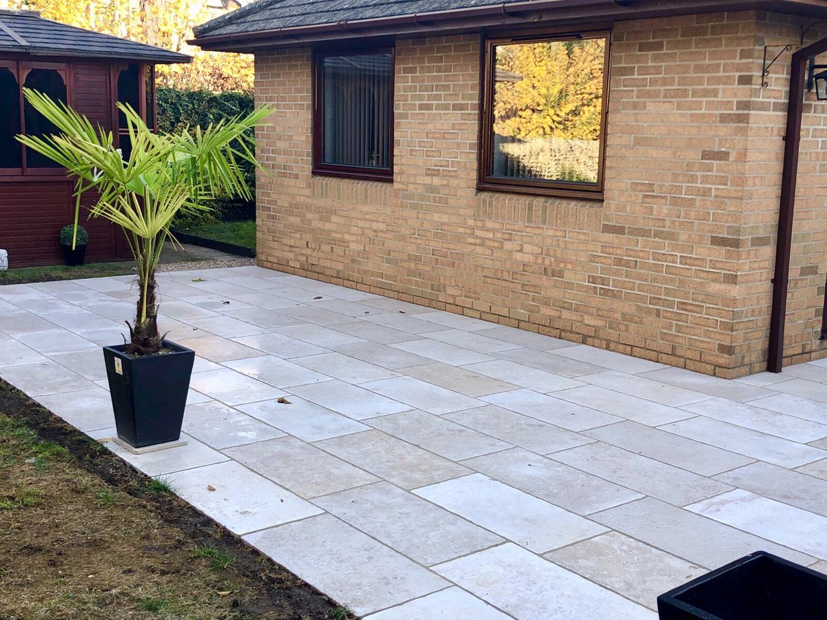 Sarahhennem's tweet photo. Bradstone Assured @PaulCollinson19 has finished installing this lovely @BradstoneUK โ๏ธ#Romeli โ๏ธ#porcelain .... absolutely love it Paul. #QualityAssured!!! looks fab!! ๐ #NewProduct #traditional look but easy to maintain ๐๐ผ https://t.co/IZITVcpcKY